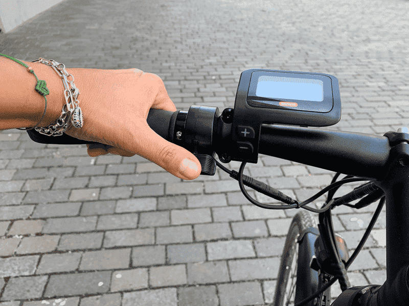 Autorin zeigt das Daumengas oder Handgas am E-Bike Touring V1