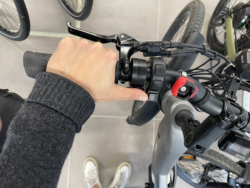 E-Bike Daumengas von eflizzer Mitarbeiterin gedrückt